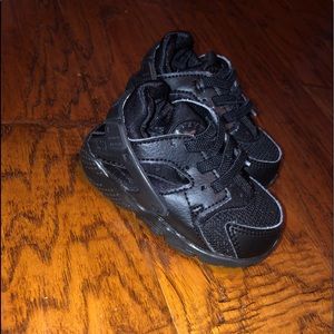 Toddler size 4 black nike hurraches